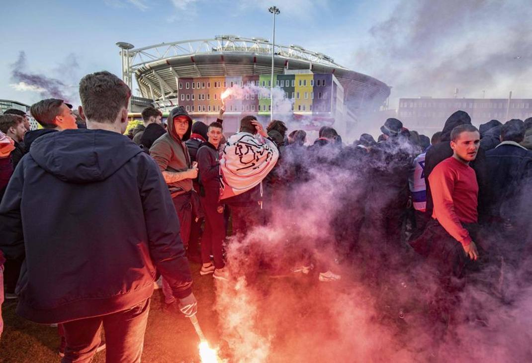  Fumogeni e bandiera dell'Ajax fuori dallo stadio di Amsterdam  